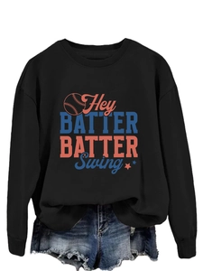 Détail d'un sweat noir avec imprimé baseball rétro et short en jean effiloché