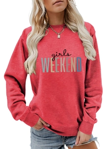 Détail du sweat-shirt rouge Girls Weekend montrant la texture coton et l'imprimé coloré