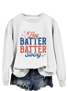 Vue détaillée du motif baseball Hey Batter Batter Swing sur le sweatshirt blanc en coton