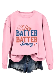 Détail du sweat-shirt rose avec imprimé Hey Batter Batter Swing et short en jean