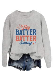 Détail du sweat à col rond gris avec imprimé baseball et short en jean à bords effilochés