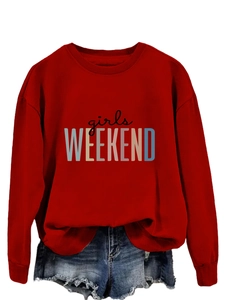 Détail d'un sweat rouge avec imprimé Girls Weekend et short en jean