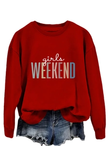Détail du sweat rouge avec imprimé girls WEEKEND et mini-short en denim usé