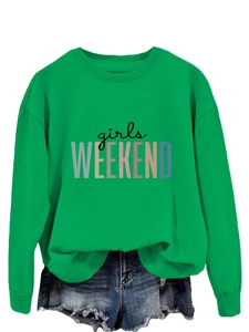 Détail de l'imprimé girls WEEKEND sur sweat-shirt vert vif avec short en jean