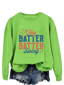 Détail du sweat-shirt vert fruit avec imprimé Hey Batter Batter Swing et short en jean