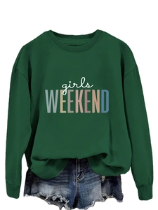 Détail du sweat-shirt vert foncé avec imprimé girls WEEKEND et col rond à bords-côtes