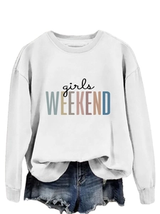 Détail du sweatshirt blanc Girls Weekend avec imprimé graphique coloré et épaules tombantes