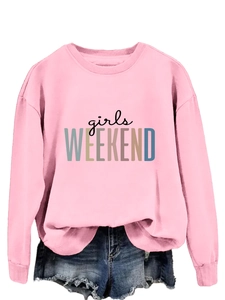 Détail de l'imprimé Girls Weekend sur un sweat-shirt rose vif à manches longues