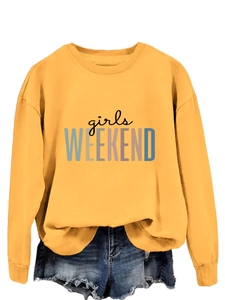 Détail d'un sweat jaune Girls Weekend avec col côtelé et texture de coton doux
