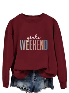 Détail de l'imprimé girls WEEKEND sur sweat bordeaux avec short en jean