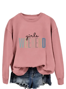 Détail du slogan girls WEEKEND sur le sweat vieux rose et short en jean