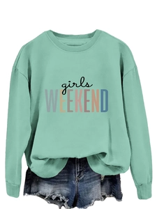 Détail du sweat vert menthe avec imprimé 'girls WEEKEND' et short en jean effiloché