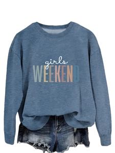 Détail d'un sweat à col rond bleu avec imprimé girls weekend et short en jean noir