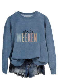 Détail de l'imprimé Girls Weekend sur un sweat bleu avec un short en jean