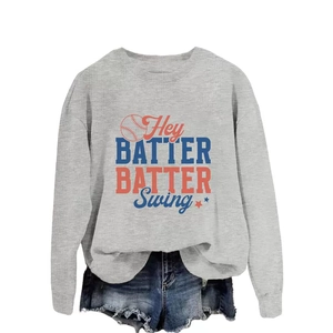 Sweat gris à col rond avec imprimé baseball rétro et short en jean sur fond blanc
