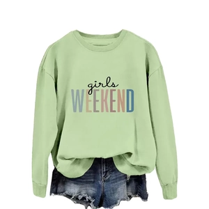 Sweat vert clair Girls Weekend avec lettrage coloré et short en jean pour femmes