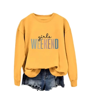 Sweat jaune gingembre Girls Weekend avec un short en jean déchiré pour femmes