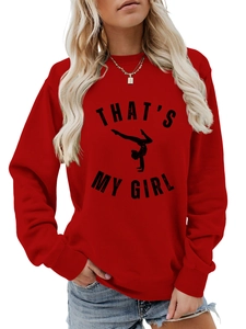 Gros plan du col côtelé et de l'imprimé gymnaste noir sur le sweat-shirt en coton rouge