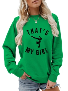 Détail d'un sweat à col rond vert avec motif gymnaste noir et slogan That's My Girl