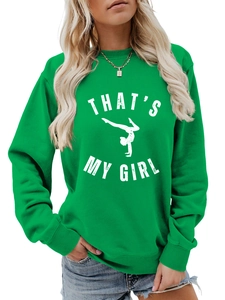 Détail du sweat vert col rond avec imprimé blanc That's My Girl et gymnaste
