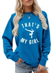 Détail d'un sweat bleu avec imprimé That's My Girl et finitions en bords-côtes