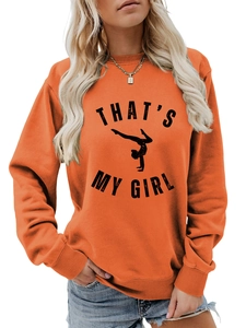 Détail du col rond et de l'imprimé noir sur le sweat-shirt en coton orange pour femmes