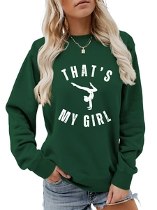 Détail de l'imprimé blanc 'THAT'S MY GIRL' sur le sweat-shirt en coton vert foncé