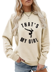 Détail du sweat beige avec imprimé That's My Girl et finitions aux poignets côtelés