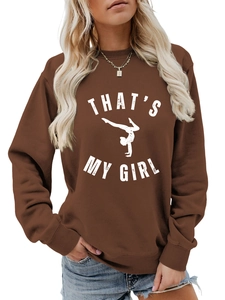 Détail du col ras du cou côtelé et de l'imprimé That's My Girl sur sweat marron