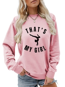 Vue détaillée des poignets côtelés et du logo imprimé de qualité sur ce sweat rose