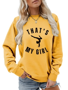 Détail du sweat-shirt jaune avec silhouette de gymnaste noire et imprimé That's My Girl