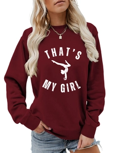 Détail du sweat-shirt bordeaux avec impression blanche That's My Girl et silhouette gymnaste