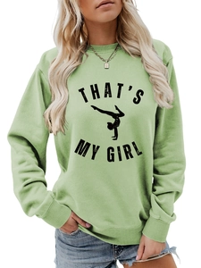 Détail d'un sweat vert clair avec imprimé gymnastique 'THAT'S MY GIRL' et col rond côtelé