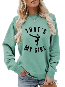 Détail d'un sweat vert menthe avec imprimé That's My Girl et silhouette de gymnaste