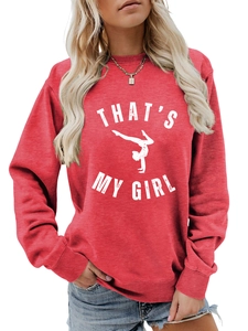 Détail du sweat rouge à col rond avec motif THAT'S MY GIRL et silhouette de gymnaste