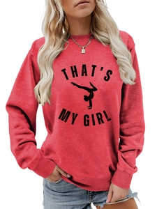 Détail de l'inscription THAT'S MY GIRL et imprimé gymnaste sur sweat-shirt en coton rouge