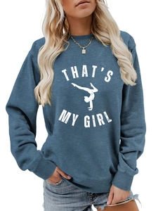 Détail d'un sweat à col rond bleu gris avec silhouette de gymnaste et lettrage blanc
