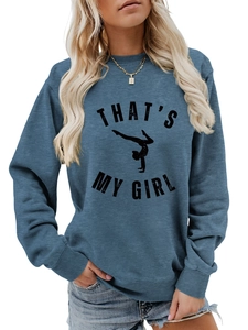 Détail des poignets côtelés et de l'impression de qualité sur le sweat-shirt bleu-gris