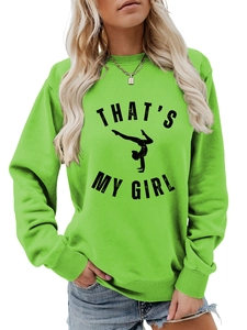 Détail du col côtelé et lettrage noir sur le sweat-shirt vert vif en coton