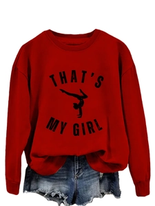 Détail du sweat-shirt bordeaux avec texte 'That's My Girl' et motif de gymnaste