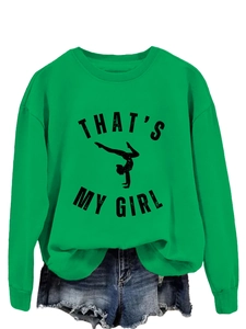 Détail du sweat-shirt vert avec imprimé That's My Girl et silhouette de gymnaste
