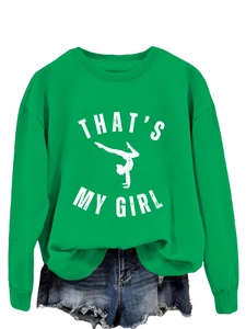Détail du sweat vert à col rond avec motif That's My Girl et finitions côtelées