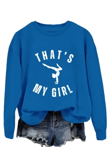 Détail du sweat-shirt bleu vif avec silhouette de gymnaste et texte THAT'S MY GIRL