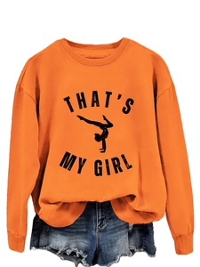 Détail du sweat orange avec imprimé THAT'S MY GIRL et short en jean assorti