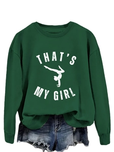 Détail du sweat-shirt vert avec imprimé 'THAT'S MY GIRL' et col à bords côtelés