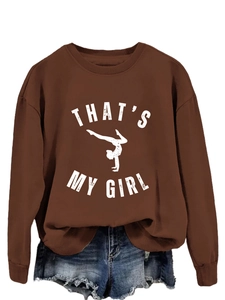Détail d'un sweat marron avec imprimé That's My Girl et silhouette de gymnaste