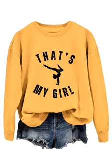 Détail d'un sweat-shirt jaune gingembre avec imprimé That's My Girl et bords-côtes