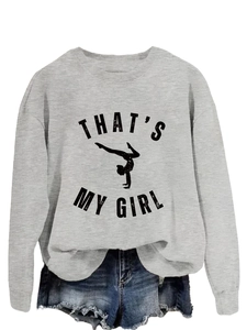 Détail du lettrage 'That’s My Girl' et de la silhouette de gymnaste sur le sweat-shirt gris