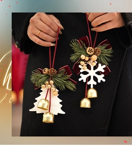 Détail d'ornements sapin et flocon avec nœuds rouges et clochettes dorées
