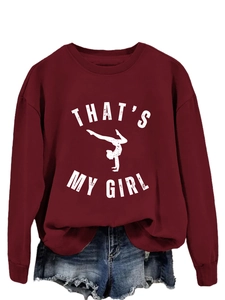 Détail d'un sweat bordeaux avec texte 'THAT'S MY GIRL' et silhouette de gymnaste